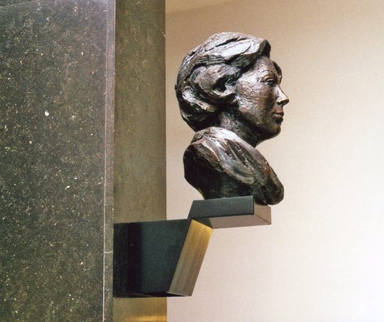 Gelakt stalen console voor beeld Koningin Beatrix (1982 Nel van Lith) - uitvoering: Zoppi